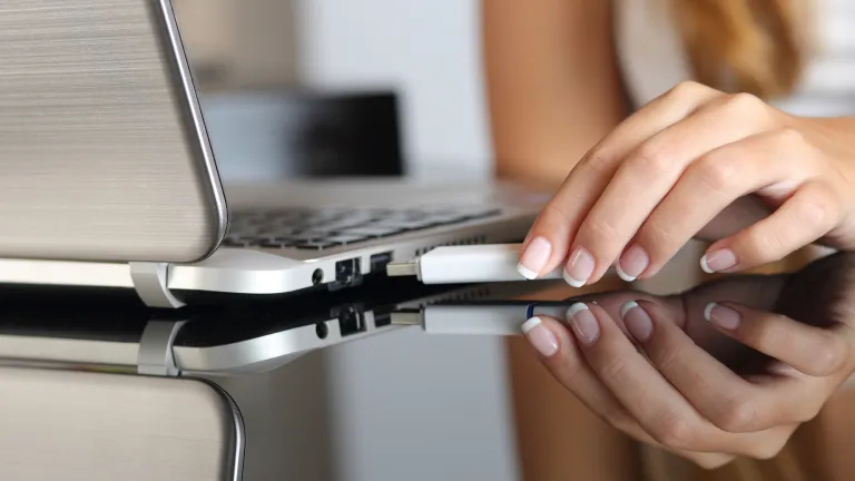 Eject Usb Drives Woman Hand Connecting A Pendrive In A Laptop | ITque