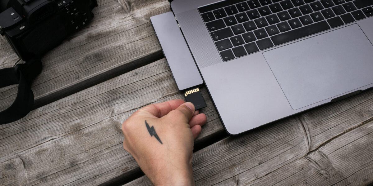 Eject Usb Drives Woman Hand Connecting A Pendrive In A Laptop | ITque