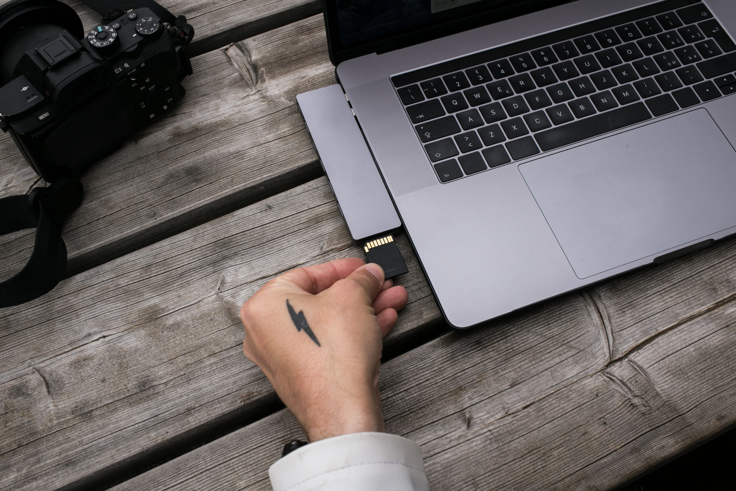 Eject Usb Drives Woman Hand Connecting A Pendrive In A Laptop | ITque